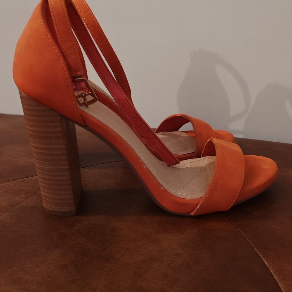 Orange sandales